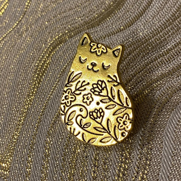 Retro Engraved Floral Chubby Cat Brooch Pin (Antique Gold Tone) - Picture 4 of 9